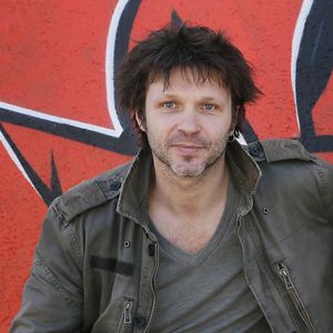 Quinze ans après la mort de Krisztina Rády, la justice française a rouvert l’enquête sous l’angle de violences volontaires par conjoint, à la suite des révélations du documentaire "Le cas Cantat" diffusé sur Netflix. 

Le chanteur Bertrand Cantat rejoint José Bove et sa fille Marie, tous deux candidats à l'élection européenne, lors d'un rassemblement Eurock'peennes à Bordeaux, France. Photo by Patrick Bernard/ABACAPRESS.COM