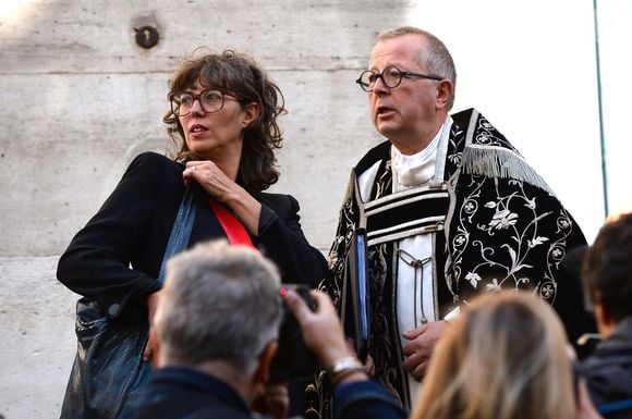 L’inhumation s’est déroulée dans une atmosphère de grande sobriété, entourée de proches et d’admirateurs. 

Claudia Squitieri, fille de Claudia Cardinale - Obsèques de Claudia Cardinale en l’église Saint-Roch de Paris, France, le 30 septembre 2025. © Bestimage