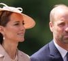 Souriant aux côtés de sa femme, la princesse Kate pour accueillir le couple français, le quadragénaire a dévoilé sa toute nouvelle coiffure, qui semblait plus courte que jamais : une coupe rasée. 

Le prince William, prince de Galles, et Catherine (Kate) Middleton, princesse de Galles - Cérémonie d’accueil à Windsor d'Emmanuel Macron (président de la République Française) et de Brigitte Macron par le roi Charles III d'Angleterre et Camilla Parker Bowles, reine consort d'Angleterre, le 8 juillet 2025. Julien Burton / Bestimage