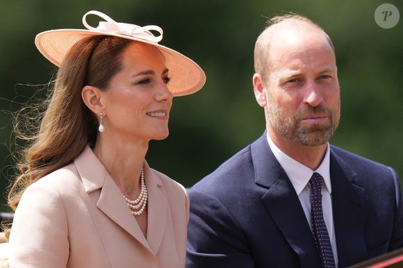 Souriant aux côtés de sa femme, la princesse Kate pour accueillir le couple français, le quadragénaire a dévoilé sa toute nouvelle coiffure, qui semblait plus courte que jamais : une coupe rasée. 

Le prince William, prince de Galles, et Catherine (Kate) Middleton, princesse de Galles - Cérémonie d’accueil à Windsor d'Emmanuel Macron (président de la République Française) et de Brigitte Macron par le roi Charles III d'Angleterre et Camilla Parker Bowles, reine consort d'Angleterre, le 8 juillet 2025. Julien Burton / Bestimage