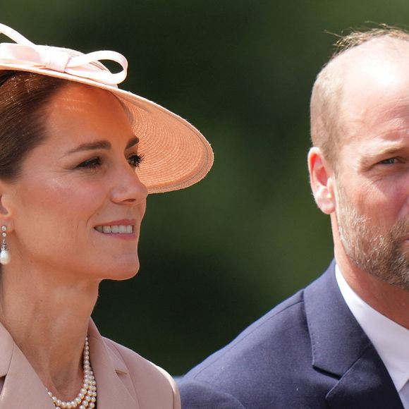 Souriant aux côtés de sa femme, la princesse Kate pour accueillir le couple français, le quadragénaire a dévoilé sa toute nouvelle coiffure, qui semblait plus courte que jamais : une coupe rasée. 

Le prince William, prince de Galles, et Catherine (Kate) Middleton, princesse de Galles - Cérémonie d’accueil à Windsor d'Emmanuel Macron (président de la République Française) et de Brigitte Macron par le roi Charles III d'Angleterre et Camilla Parker Bowles, reine consort d'Angleterre, le 8 juillet 2025. Julien Burton / Bestimage