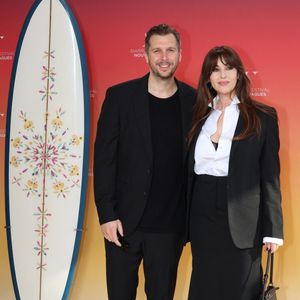 Monica Bellucci et Yannis Dimolitsas au photocall du Biarritz Film Festival - Nouvelles Vagues 2026 au théâtre de la Gare du Midi à Biarritz, le 26 juin 2026. Au cours de la cérémonie, R.Malek a reçu "Le Prix d'Honneur" des mains de M.Bellucci. 
© Jean-Marc Lhomer / Bestimage