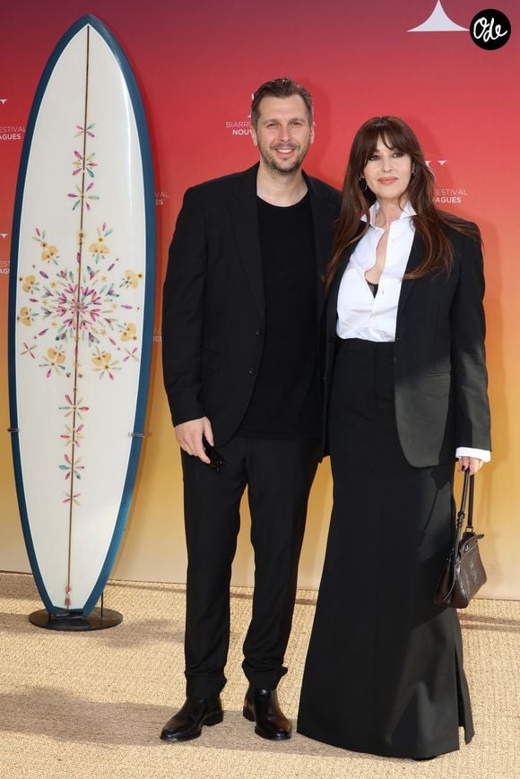 Monica Bellucci et Yannis Dimolitsas au photocall du Biarritz Film Festival - Nouvelles Vagues 2026 au théâtre de la Gare du Midi à Biarritz, le 26 juin 2026. Au cours de la cérémonie, R.Malek a reçu "Le Prix d'Honneur" des mains de M.Bellucci. 
© Jean-Marc Lhomer / Bestimage