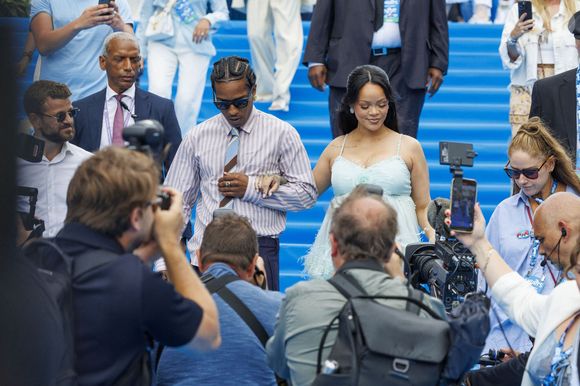 Rihanna a pu se présenter au bras de son compagnon ASAP Rocky qui a opté pour une chemise rayée et un pantalon large noir.

Rakim Athelaston Mayers aka ASAP Rocky et Robyn Rihanna Fenty photographiés lors de la première mondiale du nouveau film 'De Smurfen/ Les Schtroumpfs, le 28 juin 2025 à Bruxelles, Belgique. Photo by ABACAPRESS.COM