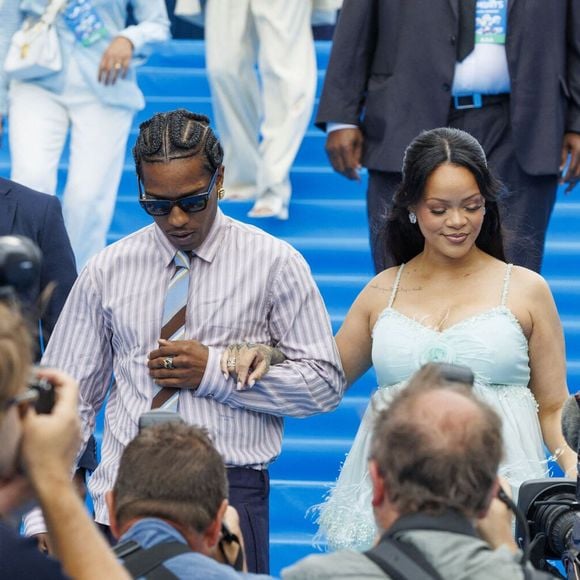 Rihanna a pu se présenter au bras de son compagnon ASAP Rocky qui a opté pour une chemise rayée et un pantalon large noir.

Rakim Athelaston Mayers aka ASAP Rocky et Robyn Rihanna Fenty photographiés lors de la première mondiale du nouveau film 'De Smurfen/ Les Schtroumpfs, le 28 juin 2025 à Bruxelles, Belgique. Photo by ABACAPRESS.COM