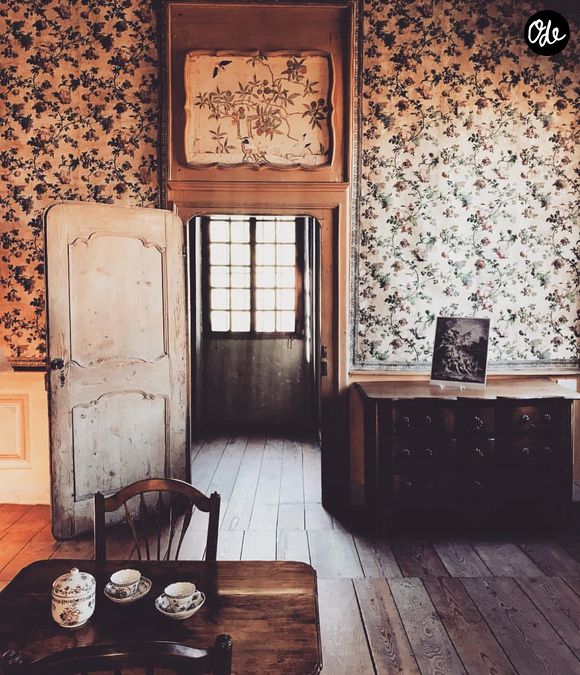Dans cette maison du XVIIIe siècle, il a étudié, écrit, pratiqué la musique et profité d’un environnement naturel qui l’a profondément marqué.

Les Charmettes, maison de l'écrivain à succès Jean-Jacques Rousseau à Chambéry.