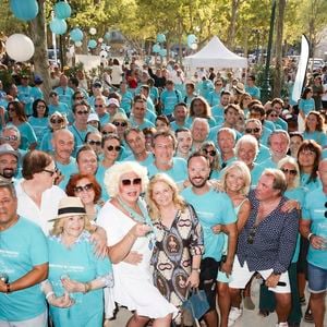 Ce tournoi de pétanque vise cette année à financer un minibus spécialement adapté pour transporter des enfants en situation de handicap.

Marcel Campion, Zize, Pascale Perez ( directrice de l'agence Sun 7 Graphic et éditrice du magazine Turquoise Saint-Tropez ), Chico, Jean Luc Reichmann, Jarry (parrain de cette édition), Philippe Corti lors de la 6ème édition du tournoi de pétanque caritative Turquoise place des lices au profit pour la deuxième année de l’association soleil d’enfance.
Saint-Tropez, le 10 août 2025.

© Jack Tribeca / Bestimage