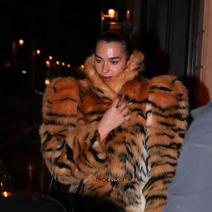 Exclusif - Paris, France - Dua Lipa a apporté toute son énergie féline au Costes à Paris, portant un audacieux manteau Gucci imprimé tigre et serrant un élégant sac The Attico, tandis que Callum Turner restait à ses côtés.
Crédit : Backgrid USA / Bestimage