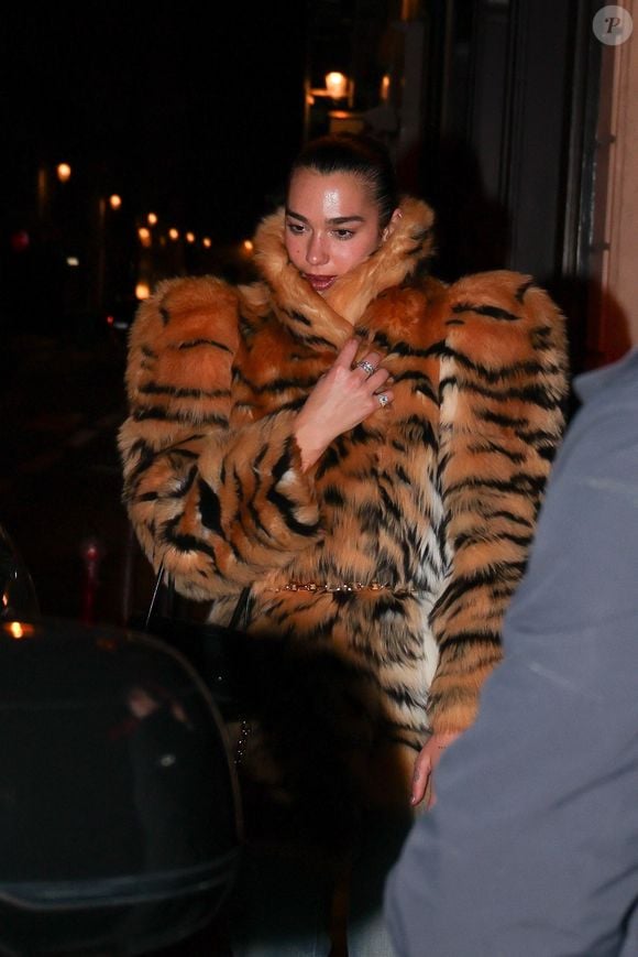 Exclusif - Paris, France - Dua Lipa a apporté toute son énergie féline au Costes à Paris, portant un audacieux manteau Gucci imprimé tigre et serrant un élégant sac The Attico, tandis que Callum Turner restait à ses côtés.
Crédit : Backgrid USA / Bestimage