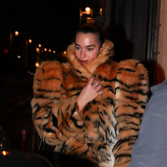 Exclusif - Paris, France - Dua Lipa a apporté toute son énergie féline au Costes à Paris, portant un audacieux manteau Gucci imprimé tigre et serrant un élégant sac The Attico, tandis que Callum Turner restait à ses côtés.
Crédit : Backgrid USA / Bestimage