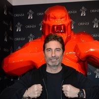 500m2 dans le 16e arrondissement de Paris, l'artiste Richard Orlinski fait visiter son appartement haussmannien au style très épuré