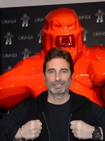 500m2 dans le 16e arrondissement de Paris, l'artiste Richard Orlinski fait visiter son appartement haussmannien au style très épuré