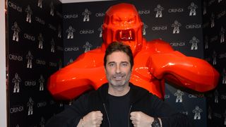 500m2 dans le 16e arrondissement de Paris, l'artiste Richard Orlinski fait visiter son appartement haussmannien au style très épuré