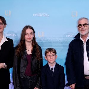 Tchéky Karyo, sa compagne Valérie Keruzoré et leurs enfants Louise et Liv Karyo - Tapis rouge de la soirée de clôture de la 7ème édition du festival Cineroman à Nice le 4 octobre 2025. © Bebert-Jacovides/Bestimage