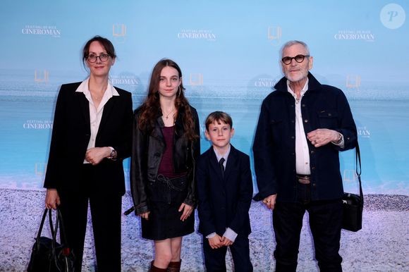 Tchéky Karyo, sa compagne Valérie Keruzoré et leurs enfants Louise et Liv Karyo - Tapis rouge de la soirée de clôture de la 7ème édition du festival Cineroman à Nice le 4 octobre 2025. © Bebert-Jacovides/Bestimage