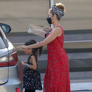 Exclusif - Eva Mendes et Ryan Gosling à la sortie d'un cabinet dentaire avec leurs filles Esmeralda et Amada à Los Angeles, Californie, Etats-Unis, le 25 août 2021
©Backgrid USA / Bestimage