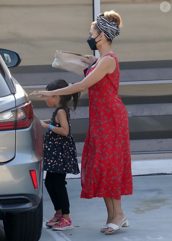 Exclusif - Eva Mendes et Ryan Gosling à la sortie d'un cabinet dentaire avec leurs filles Esmeralda et Amada à Los Angeles, Californie, Etats-Unis, le 25 août 2021
©Backgrid USA / Bestimage