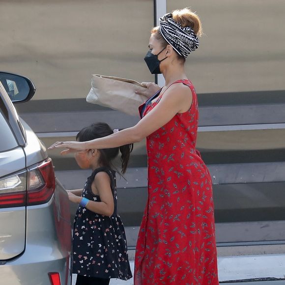 Exclusif - Eva Mendes et Ryan Gosling à la sortie d'un cabinet dentaire avec leurs filles Esmeralda et Amada à Los Angeles, Californie, Etats-Unis, le 25 août 2021
©Backgrid USA / Bestimage