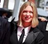 Léa Seydoux a surpris en arborant un costume cravate sur le tapis rouge.


Léa Seydoux - Montée des marches du film " L'inconnue" lors du 79ème Festival International du Film de Cannes, le 18 mai 2026. © Jacovides-Moreau / Bestimage