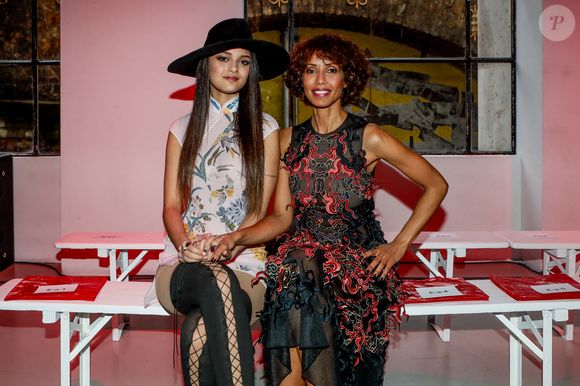 Sonia Rolland et sa fille Tess Rolland-Rocancourt - Font Row du défilé Vivienne Tam mode femme automne / hiver 2024-2025 lors de la Fashion Week de Paris (PFW), au palais de Tokyo, France, le 2 mars 2024. © Christophe Clovis/Bestimage