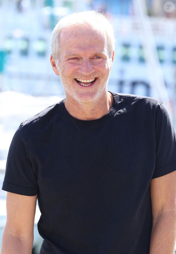 Charles Berling - Photocall du téléfilm "L'enchanteur" lors de la 25ème édition du Festival de la fiction de la Rochelle, le 14 septembre 2023.
© Denis Guifgenbourg / Bestimage