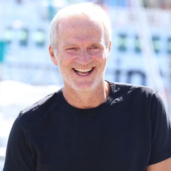 Charles Berling - Photocall du téléfilm "L'enchanteur" lors de la 25ème édition du Festival de la fiction de la Rochelle, le 14 septembre 2023.
© Denis Guifgenbourg / Bestimage