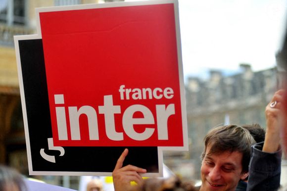 Selon des sources internes à la radio, interrogées par nos confrères de "Libération", un mouvement de grève pourrait se préparer à France Inter. 

Manifestation des syndicats de Radio France, France TV, Ina et France Médias Monde contre le projet de fusion de Radio France et France TV du gouvernement français, place Colette à Paris, France, le 23 mai 2024. 
©Karim Ait Adjejdou/ABACAPRESS.COM