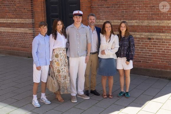 Le prince Vincent, la reine Mary, le prince Christian, le roi Frederik de Danemark, la princesse Isabella et la princesse Josephine - La famille royale de Danemark assiste à la remise de diplôme du prince héritier Christian au lycée Ordrup à Charlottenlund le 24 juin 2024.

© Kristian Tuxen Ladegaard Berg/ZUMA Press Wire / Bestimage