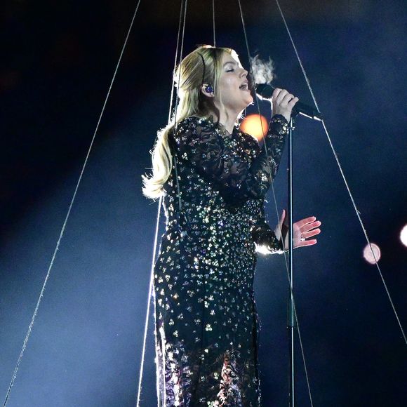 La chanteuse Louane (Louane Emera), représentante de la France au concours de l'Eurovision, interprète pour la première fois son titre Maman, en hommage à sa mère décédée lorsqu'elle avait 17 ans, devant les 80 000 spectateurs, suspendue sur une plateforme, plusieurs mètres au-dessus de la pelouse et des musiciens, du Stade de France à la mi-temps du match du Tournoi des Six Nations opposant la France à l'Écosse, à Saint-Denis, Seine Saint-Denis, France, le 15 mars 2025. © CHristian Liewig/Bestimage