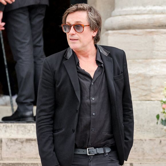 Thomas Dutronc, la main sur le coeur en guise de remerciement envers la foule d'admirateurs venue nombreuse pour rendre un dernier hommage à sa mère - Sortie des obsèques de l'auteure-compositrice-interprète et actrice française Françoise Hardy au crématorium du cimetière du Père-Lachaise à Paris, France, le 20 juin 2024. © Jacovides-Moreau/Bestimage