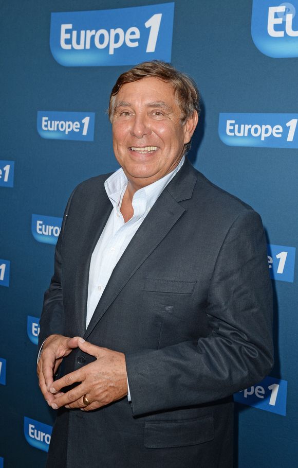 "Je dois vous avouer que, égoïstement, ce sera plus simple pour moi. Il ne peut y avoir qu’un seul meneur", a-t-il expliqué à ce sujet à "Télé-Loisirs". 

Jean-Pierre Foucault pose pour des photos lors de la conférence de presse annuelle de la station de radio Europe 1 à Paris, France, le 3 septembre 2014. Photo par Pascal Baril/Planete Bleue Images/ABACAPRESS.COM