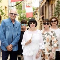 Mireille Mathieu entourée de ses 13 frères et sœurs pour ses 80 ans : grande fête à Avignon avant une autre à Saint-Tropez