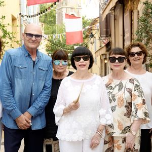 Mireille Mathieu a célébré ses 80 ans de manière particulièrement familiale et festive. 

Exclusif - Sonia Avelin, Hervé Marc, Christiane Mathieu, Mireille Mathieu, Monique Mathieu et Catherine Madard - La visite annuelle de Mireille Mathieu à Saint-Tropez, s'est déroulée par un passage à l'église du village et une visite à son amie du restaurant "Le Caprice des deux". © Sophie louvet / Nice-Matin / Bestimage