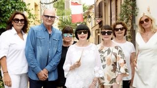Mireille Mathieu entourée de ses 13 frères et sœurs pour ses 80 ans : grande fête à Avignon avant une autre à Saint-Tropez