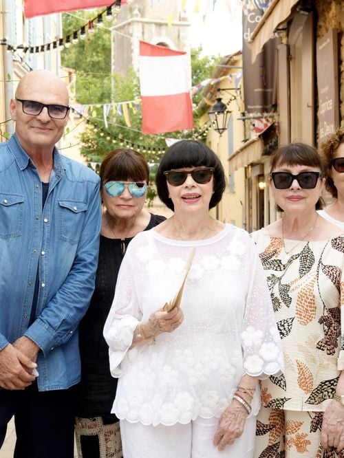 Mireille Mathieu entourée de ses 13 frères et sœurs pour ses 80 ans : grande fête à Avignon avant une autre à Saint-Tropez