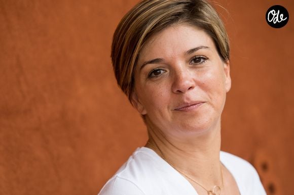 La chroniqueuse apportait un éclairage sur les sujets des débats traités dans l'émission, tout en y prenant elle-même part avec ses collègues

Bénédicte Le Chatelier au village lors du tournoi international de tennis de Roland-Garros, 4e jour, à Paris, le 30 mai 2018.
© Cyril Moreau / Dominique Jacovides / Bestimage