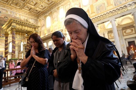 Des croyants prient pour rendre hommage au Pape François à Rome en Italie. Le Pape est mort le 21 avril 2025. 
Backgrid UK/ Bestimage