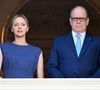 À l'occasion de la Fête Dieu sur la place du Palais à Monaco le 19 juin 2025, le couple est venu saluer la fouler depuis le balcon du palais princier.
La princesse Charlène de Monaco, Le prince Albert II de Monaco au balcon du palais princier lors de la procession de la Fête Dieu sur la place du Palais à Monaco le 19 juin 2025.
Cette fête catholique, instituée par le pape Urbain IV en 1264, se tient chaque année le jeudi qui suit la Trinité, soixante jours après Pâques. Elle célèbre la présence réelle de Jésus-Christ sous les apparences du pain et du vin, devenus son corps et son sang.
© Bruno Bebert / Bestimage