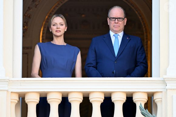 À l'occasion de la Fête Dieu sur la place du Palais à Monaco le 19 juin 2025, le couple est venu saluer la fouler depuis le balcon du palais princier.

La princesse Charlène de Monaco, Le prince Albert II de Monaco au balcon du palais princier lors de la procession de la Fête Dieu sur la place du Palais à Monaco le 19 juin 2025.
Cette fête catholique, instituée par le pape Urbain IV en 1264, se tient chaque année le jeudi qui suit la Trinité, soixante jours après Pâques. Elle célèbre la présence réelle de Jésus-Christ sous les apparences du pain et du vin, devenus son corps et son sang.

© Bruno Bebert / Bestimage