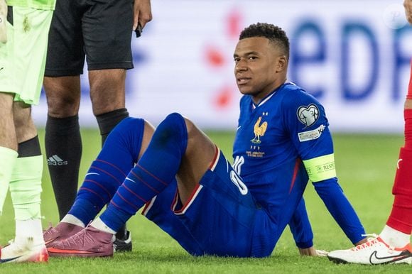 Kylian Mbappé (Blessé) lors du match de football de qualification pour la coupe du monde 2026 opposant la France à Azerbaïdjan (3-0) au Parc des Princes à Paris, France, le 10 àctobre 2025. © Cyril Moreau/Bestimage