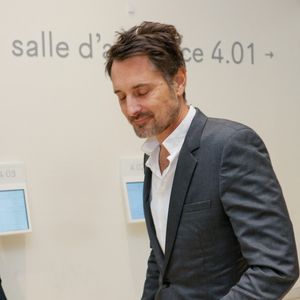 Exclusif - Vincent Cerutti lors d'une suspension d'audience de son procès pour atteinte sexuelle, pour avoir mordu, à deux reprises, les fesses de sa collaboratrice chez Chérie FM en 2015, Caroline Barel, au tribunal correctionnel de Paris, France, le 9 décembre 2025. © Julien Sarkissian/Bestimage