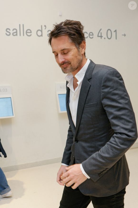 Exclusif - Vincent Cerutti lors d'une suspension d'audience de son procès pour atteinte sexuelle, pour avoir mordu, à deux reprises, les fesses de sa collaboratrice chez Chérie FM en 2015, Caroline Barel, au tribunal correctionnel de Paris, France, le 9 décembre 2025. © Julien Sarkissian/Bestimage