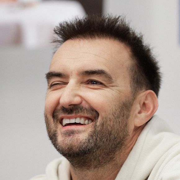 "Il faut se remettre vingt ans en arrière. Il n'y avait pas beaucoup de chefs, on n'allait pas ouvrir les portes des cuisines (...) et donc il y a ce côté "arrivé trop vite". On filme les coulisses, on pousse les portes des restaurants, et donc, forcément, tu es connu avant d'être reconnu", a-t-il analysé. 

Cyril Lignac à Bordeaux, France, le 16 octobre 2019.  Photo par Thibaud Moritz/Abacapress.com