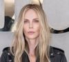 En juin 1991, le père de Charlize Theron rentre au domicile familial, ivre mort et armé. Pour sauver sa fille et sa propre vie, la mère de l'actrice n'a d'autre choix que de riposter.

Charlize Theron au photocall au défilé Christian Dior lors de la Fashion Week de Paris, dans le Jardin des Tuileries, à Paris, France, le 1er octobre 2025. 

© Olivier Borde/Bestimage