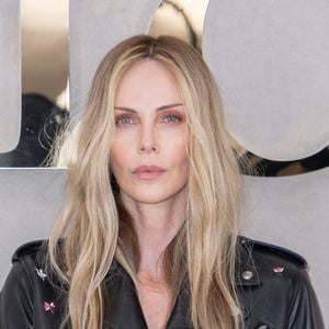En juin 1991, le père de Charlize Theron rentre au domicile familial, ivre mort et armé. Pour sauver sa fille et sa propre vie, la mère de l'actrice n'a d'autre choix que de riposter.

Charlize Theron au photocall au défilé Christian Dior lors de la Fashion Week de Paris, dans le Jardin des Tuileries, à Paris, France, le 1er octobre 2025. 

© Olivier Borde/Bestimage