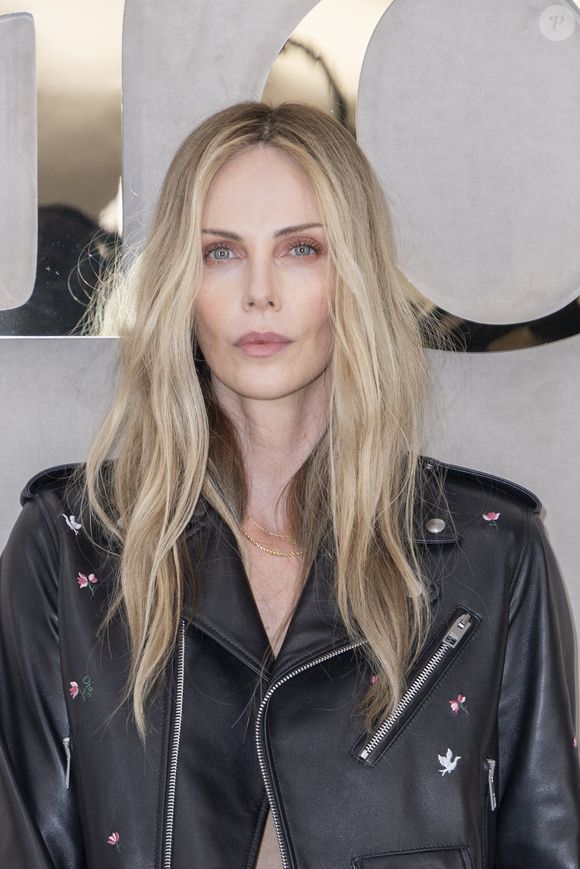 En juin 1991, le père de Charlize Theron rentre au domicile familial, ivre mort et armé. Pour sauver sa fille et sa propre vie, la mère de l'actrice n'a d'autre choix que de riposter.

Charlize Theron au photocall au défilé Christian Dior lors de la Fashion Week de Paris, dans le Jardin des Tuileries, à Paris, France, le 1er octobre 2025. 

© Olivier Borde/Bestimage