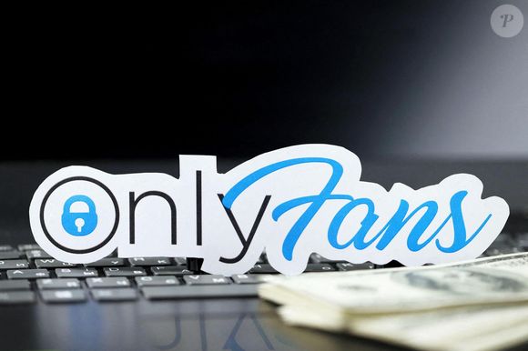 Logo Onlyfans en papier et billets de banque sur le clavier d'un ordinateur portable noir. OnlyFans est un service d'abonnement au contenu basé sur Photo by Alamy/ABACAPRESS.COM