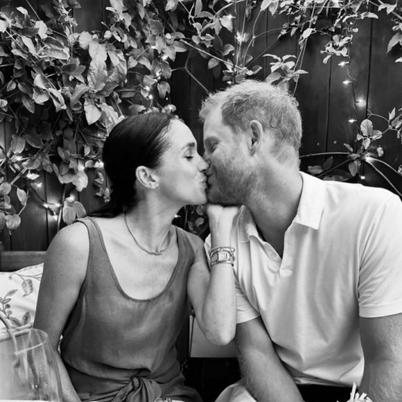 Pourtant, cette production n'a pas été filmée depuis chez elle, dans sa maison de Montecito, où elle vit avec le prince Harry et leurs enfants.

Le prince Harry, duc de Sussex et Meghan Markle, duchesse de Sussex, lors de la Saint Valentin 2025. (Backgrid UK/ Bestimage).