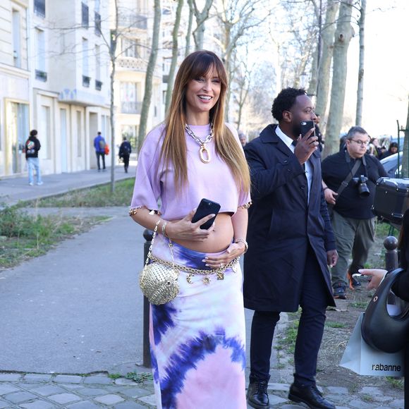 Malika Ménard affirme que l'accouchement est une étape très compliquée pour une femme. 

 (enceinte) arrive au défilé Rabanne Mode Collection Prêt-à-Porter Automne/Hiver 2025-2026 lors de la Fashion Week de Paris (PFW) au siège de l'Unesco, à Paris, France, le 6 mars 2025. © Denis Guignebourg/Bestimage