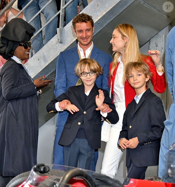 Seule la petite Bianca Carolina Marta Casiraghi manquait à l’appel pour que la famille soit au complet.

Jacky Ickx, l'ancien champion de Formule 1, a ouvert la Cavallino Classic Monaco Ferrari Parade au volant de la mythique Ferrari 312 F1 de 1968, durant le dernier jour du Grand Prix de Monaco Historique 2026, où il était encouragé par sa femme Khadja Nin accompagné par Pierre Casiraghi, son épouse Béatrice Borroméo et leurs enfants Stefano et Francisco le 26 avril 2026. © Bruno Bebert / Bestimage